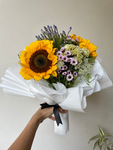 Load image into Gallery viewer, Mini Daydream Hand Bouquet
